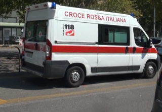 Crolla lastra di vetro, operaio muore travolto nel Cuneese